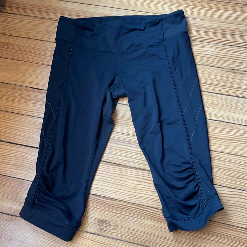 Lululemon Crop Tight. Black in Size 10.